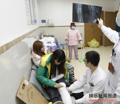 图为医院急诊大厅内,医生正在查看伤者病情。
